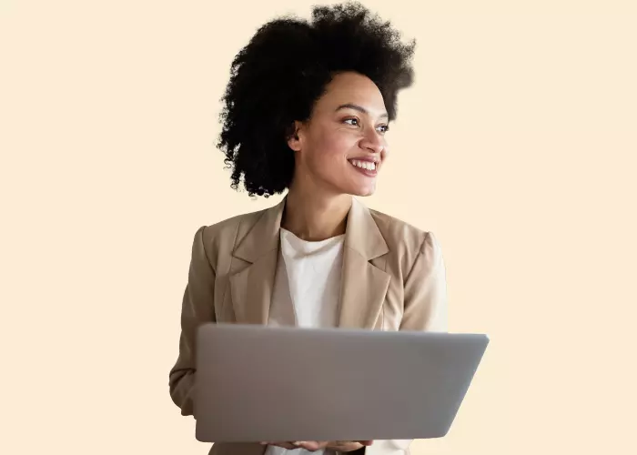 Frau mit Laptop vor einem orangefarbenen Hintergrund